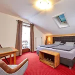 Alpen Gaestehaus Bed & Breakfast 3*