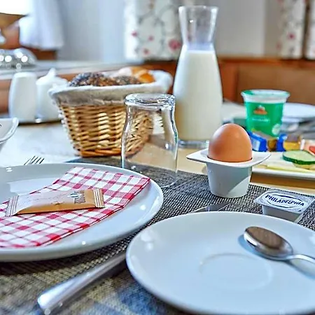 Alpen Gaestehaus Couette-café